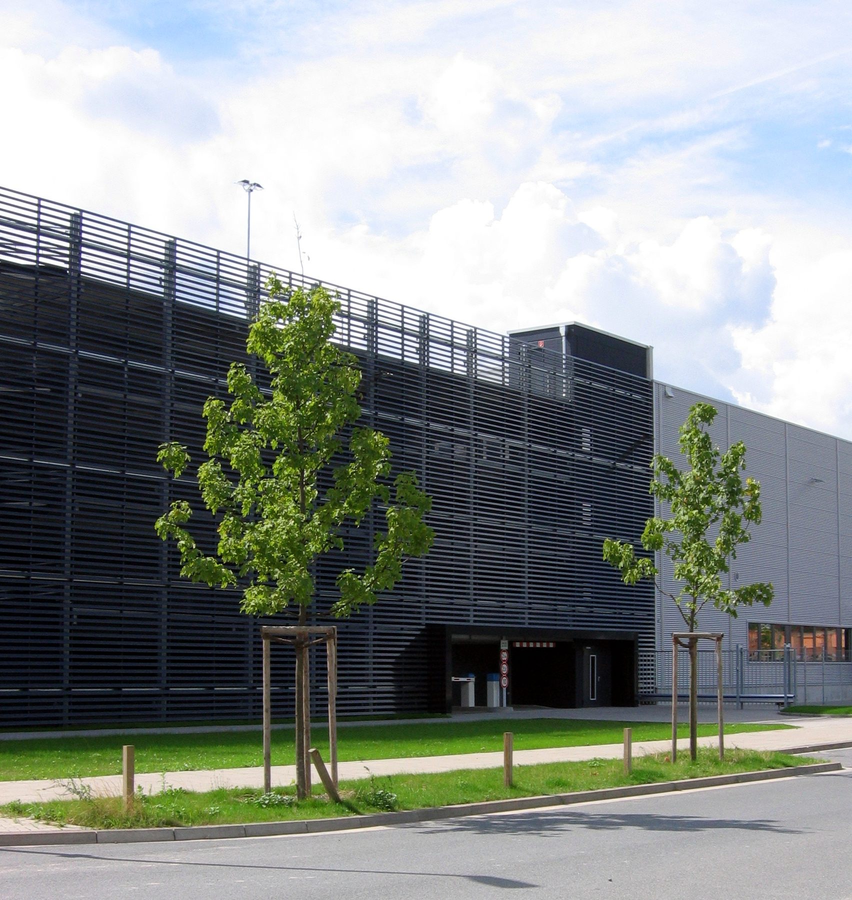 Parkhaus und Schulungsgebäude