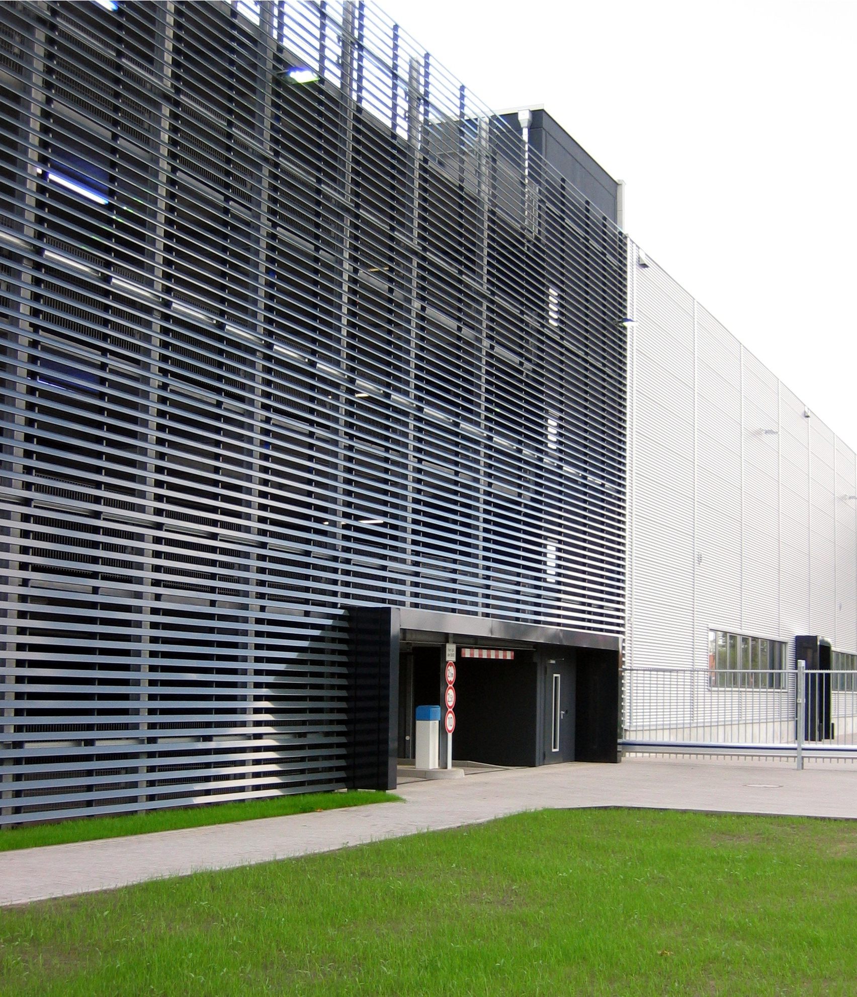 Parkhaus und Schulungsgebäude