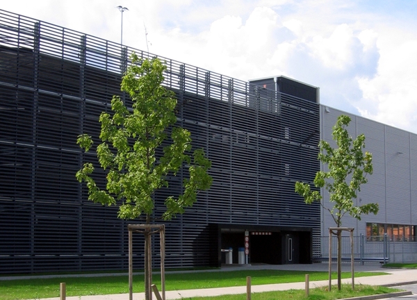 Parkhaus und Schulungsgebäude